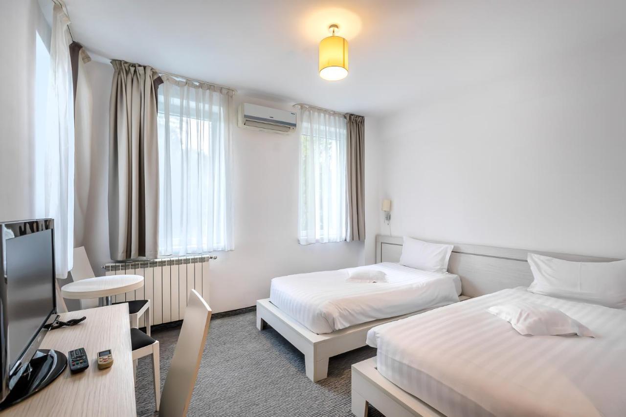 Alex&George Boutique Hotel Cluj-Napoca Esterno foto