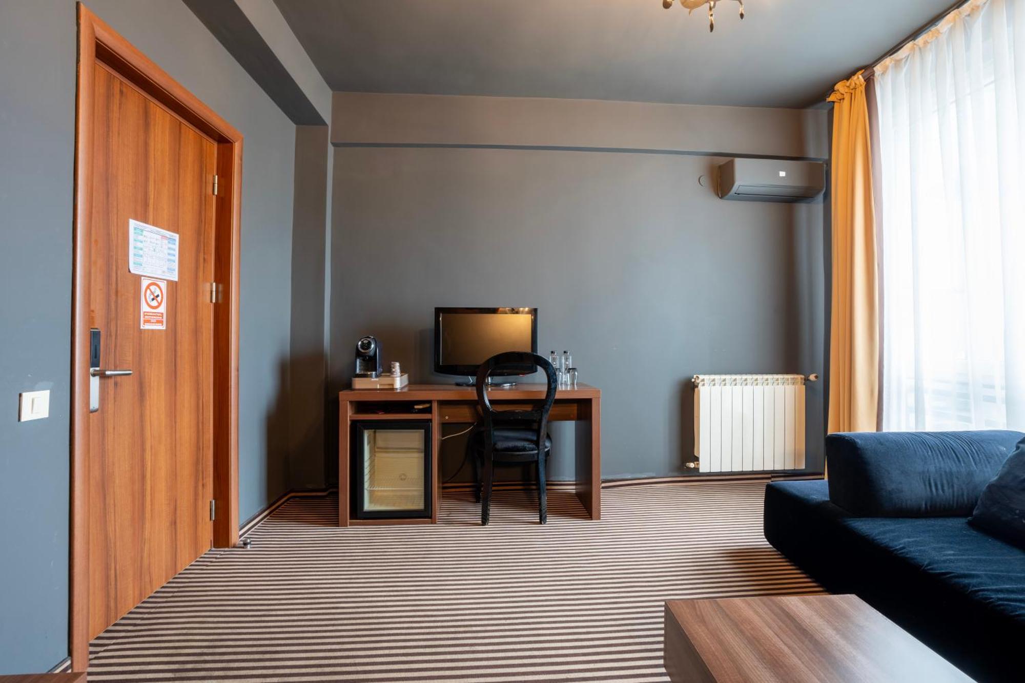 Alex&George Boutique Hotel Cluj-Napoca Esterno foto