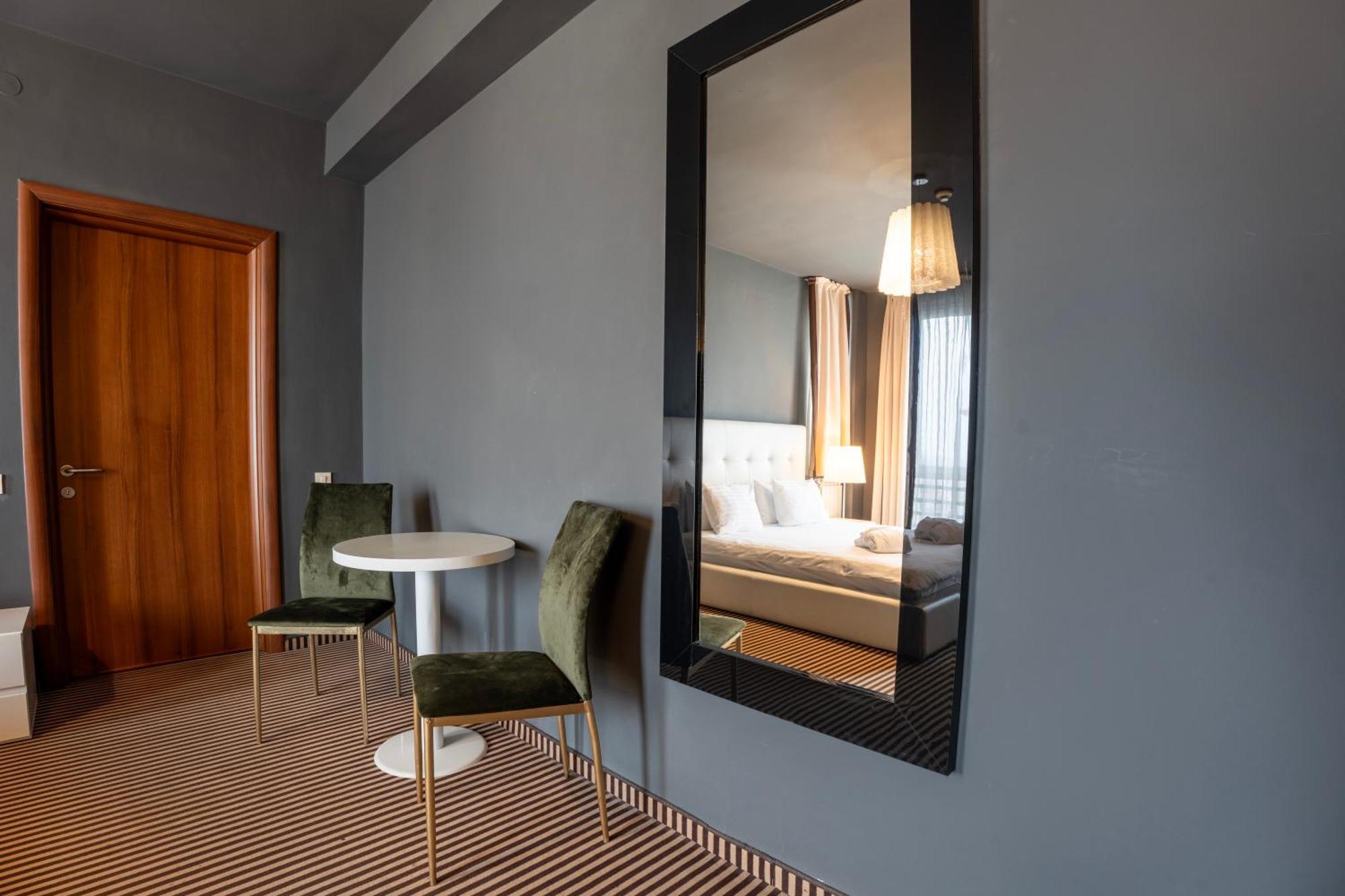 Alex&George Boutique Hotel Cluj-Napoca Esterno foto