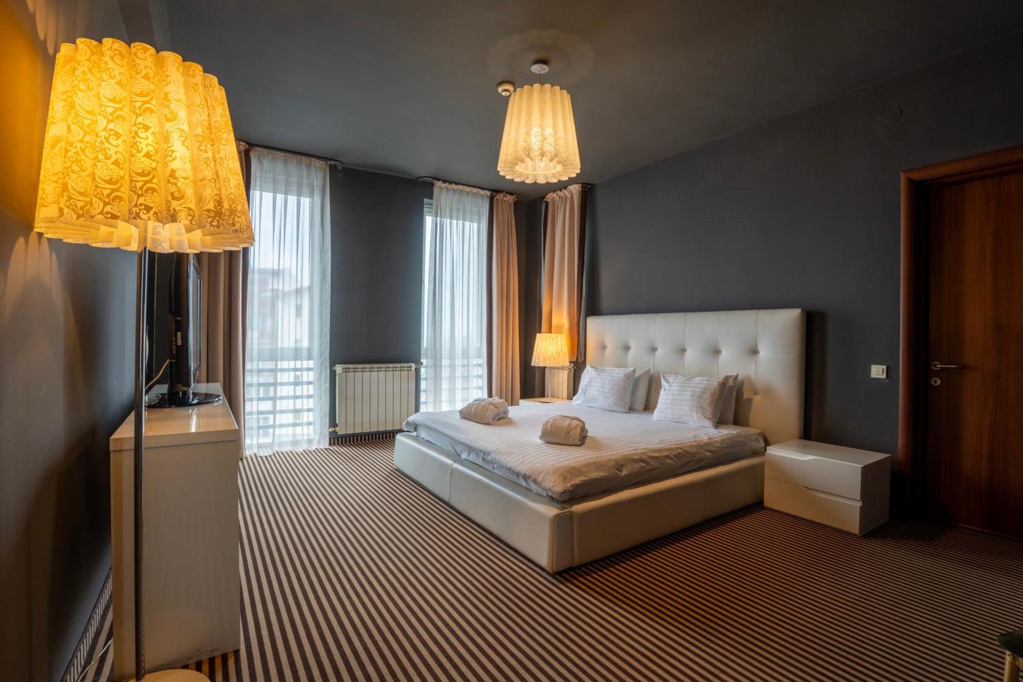 Alex&George Boutique Hotel Cluj-Napoca Esterno foto