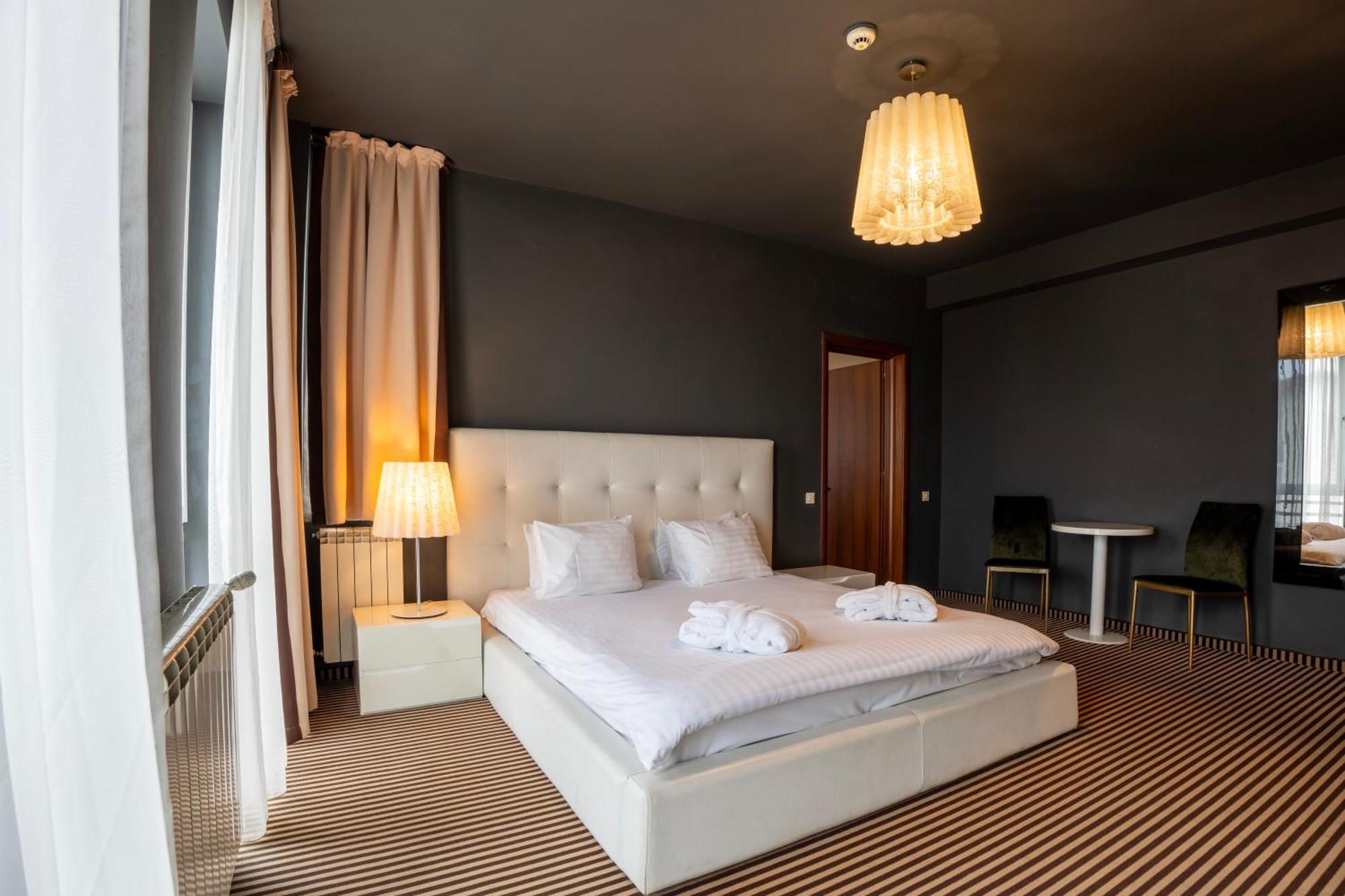 Alex&George Boutique Hotel Cluj-Napoca Esterno foto