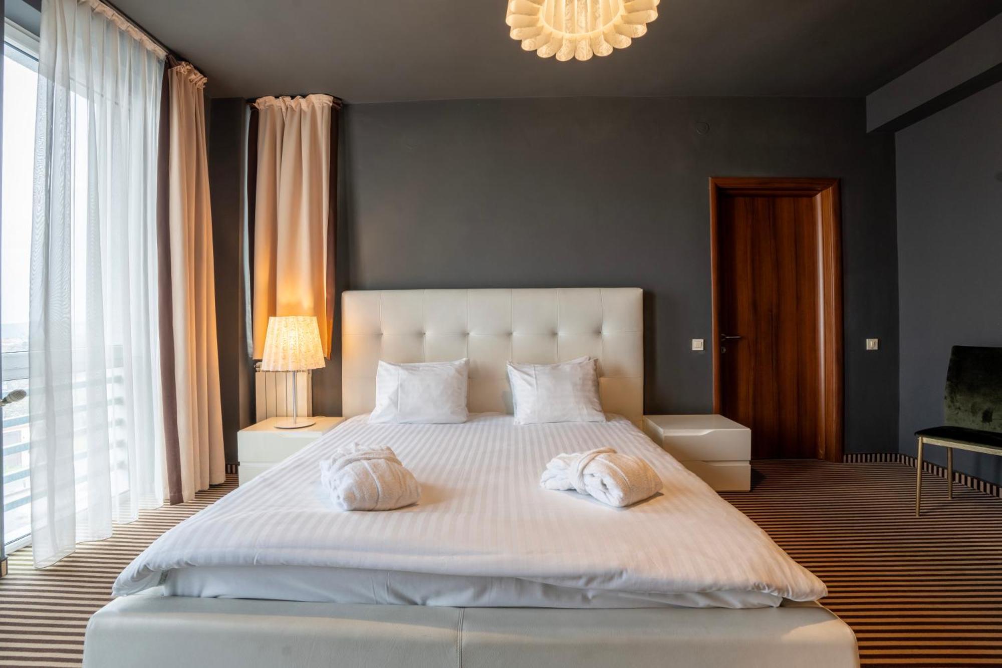 Alex&George Boutique Hotel Cluj-Napoca Esterno foto
