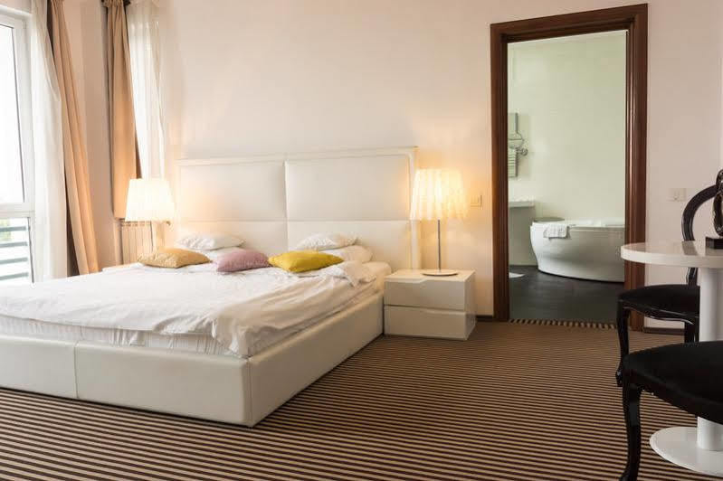 Alex&George Boutique Hotel Cluj-Napoca Esterno foto